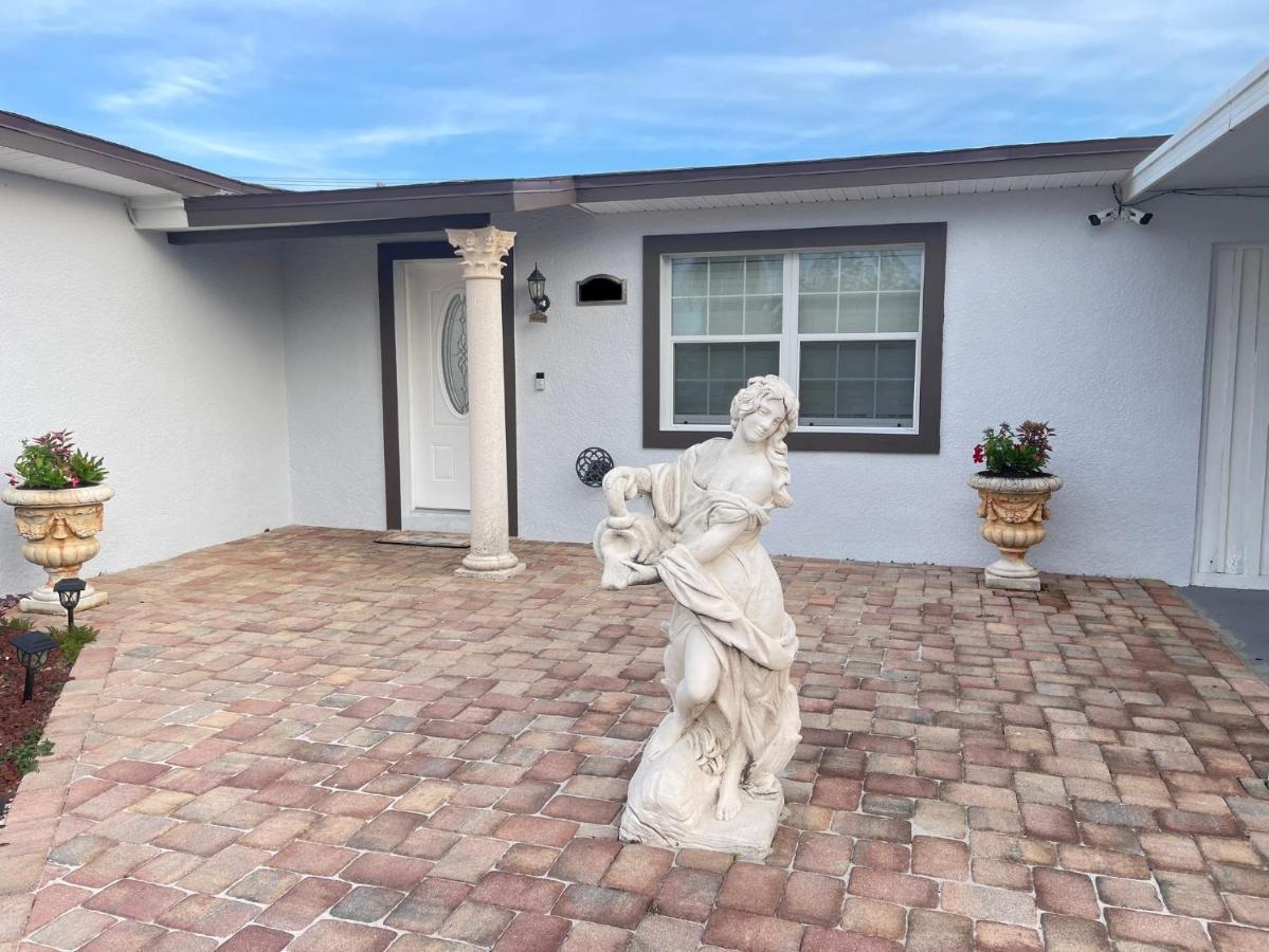 House Of The Statue Of Adrianne Villa Tampa Eksteriør billede